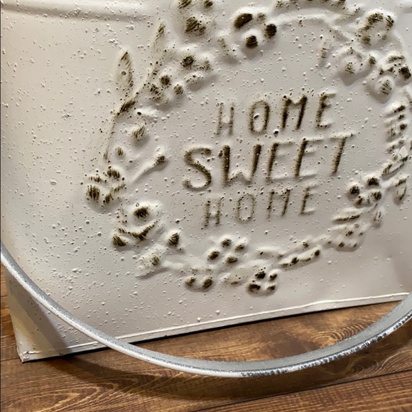 Farmhouse style metal bucket with handle - Picture 2 of 5